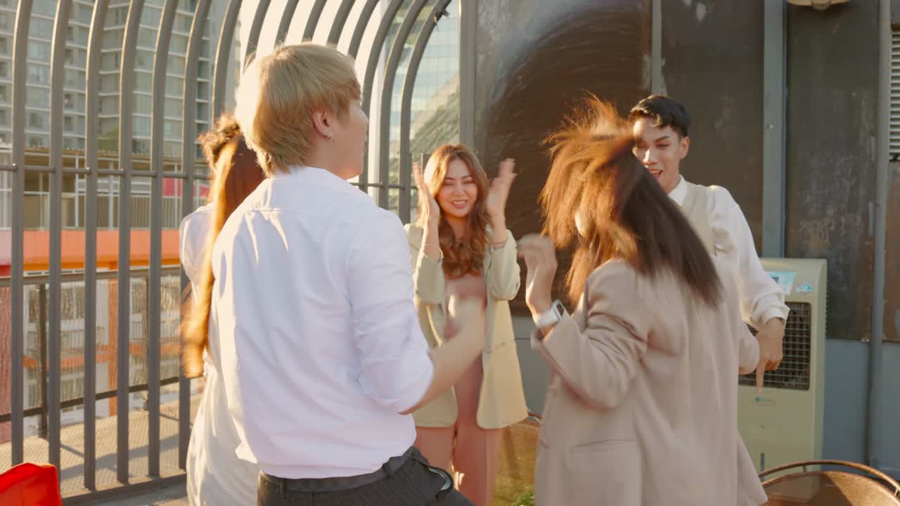 아시아 비즈니스 팀이 재정적 성공을 박수 치고 있습니다.