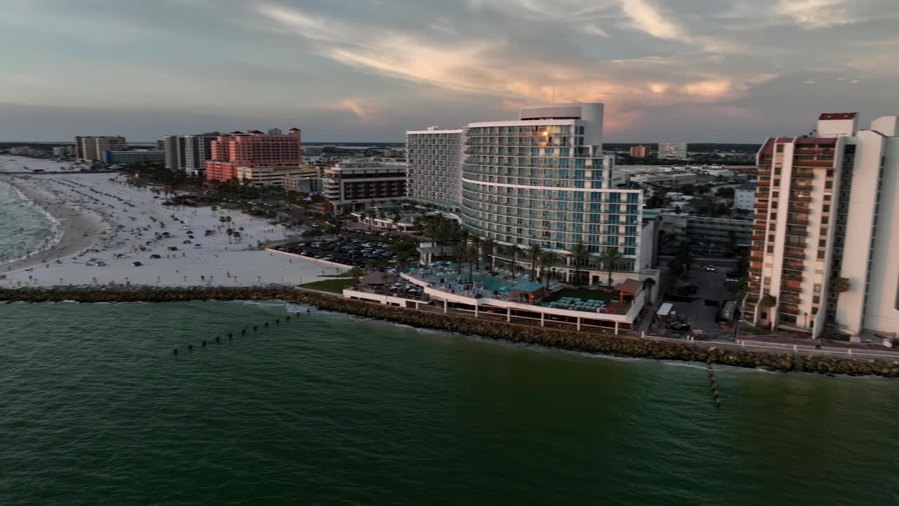 Tramonto a Clearwater, Florida, ripresa aerea, panoramica da sinistra a destra