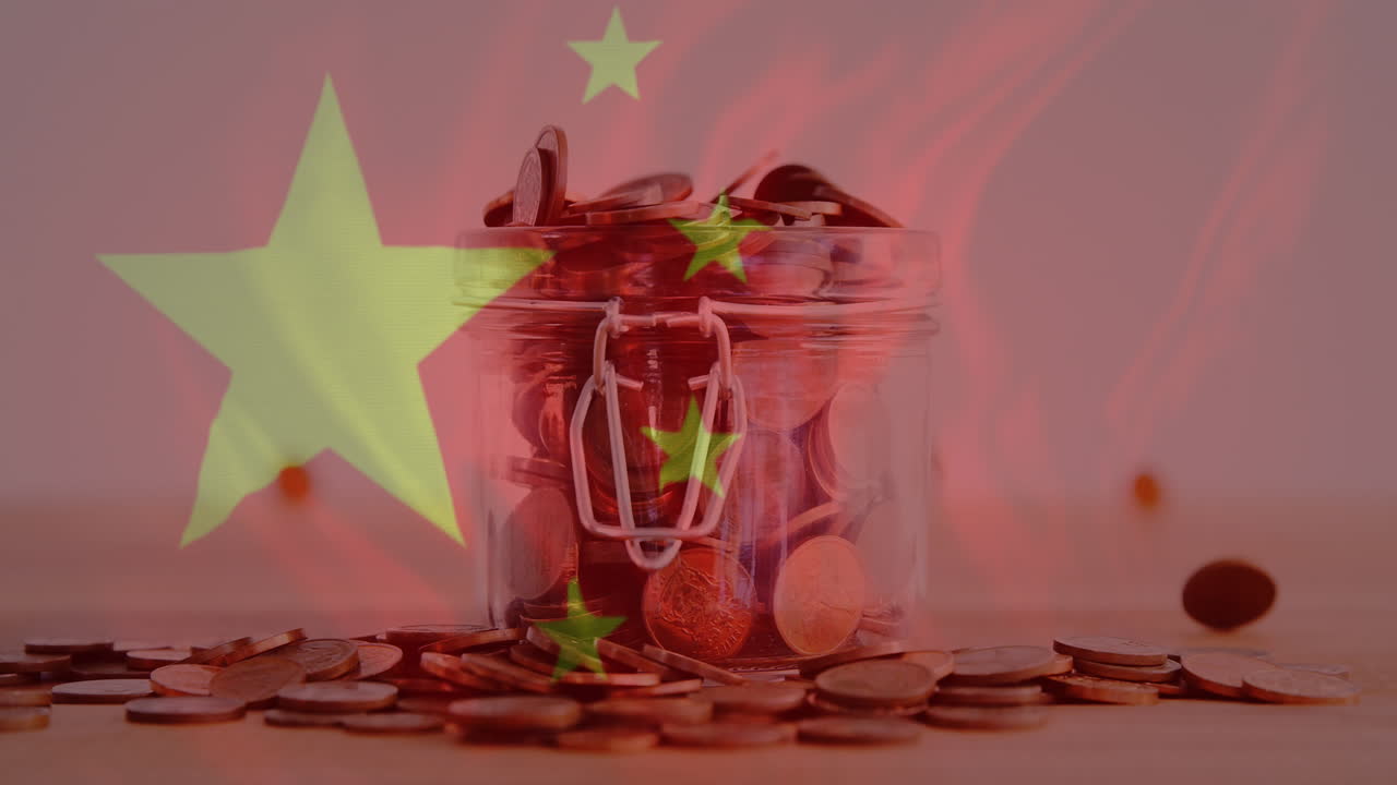 Hoạt ảnh lá cờ Trung Quốc đang tung bay trên nền những đồng xu rơi vào lọ và ngọn lửa