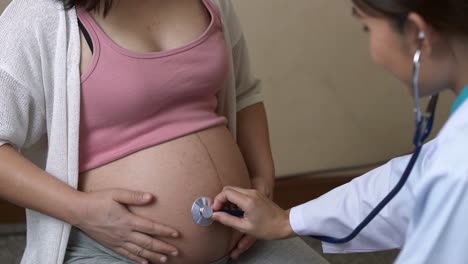 Mujer-Embarazada-Y-Médico-Ginecólogo-En-El-Hospital