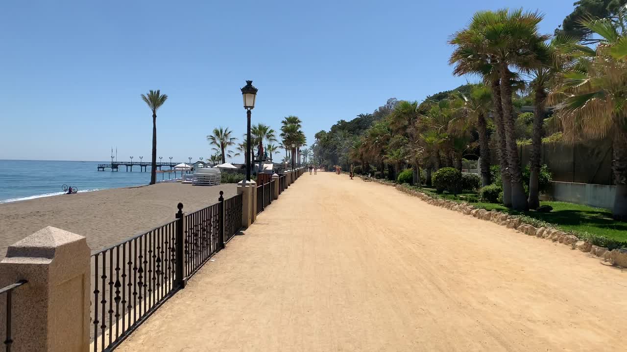 pov caminar en el paseo maritimo de marbella