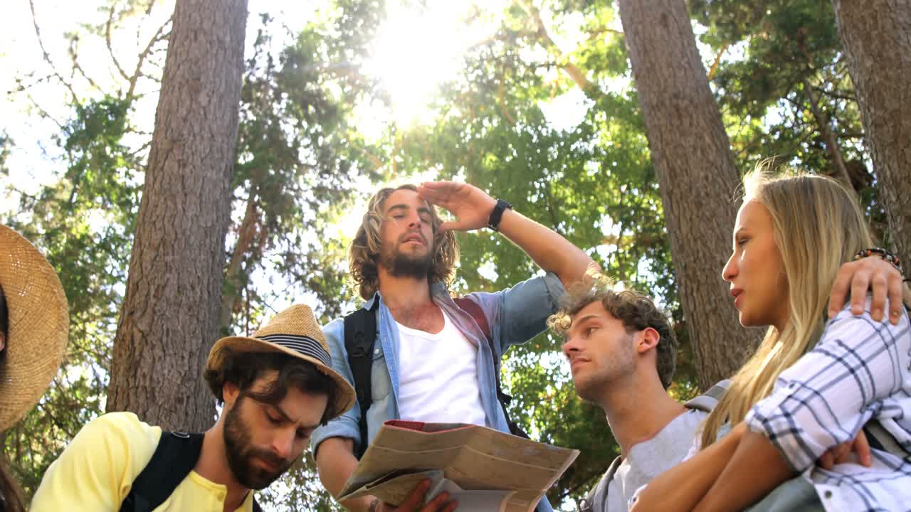 un grupo de amigos interactuando y viendo mapas