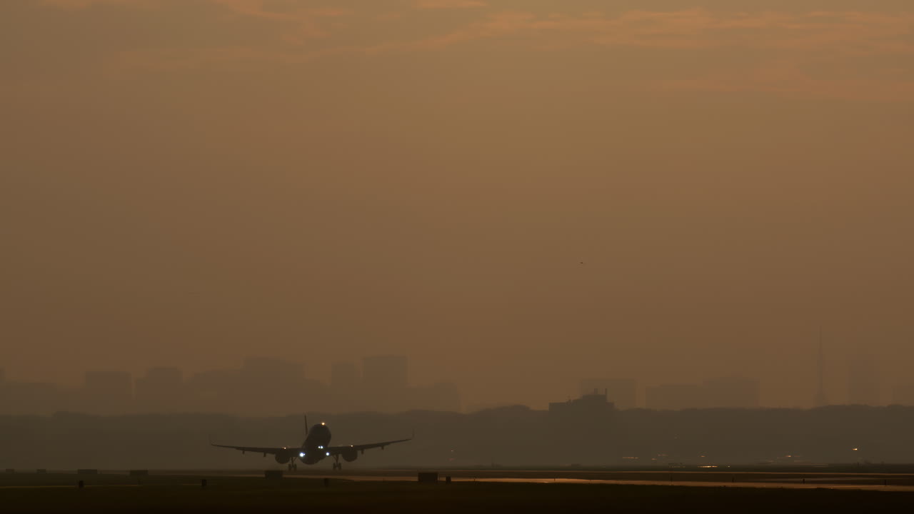 avión que despega al amanecer o al atardecer en la niebla