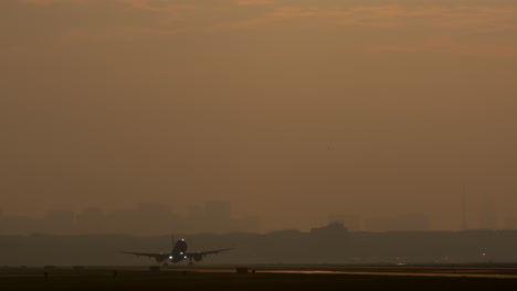 avión que despega al amanecer o al atardecer en la niebla