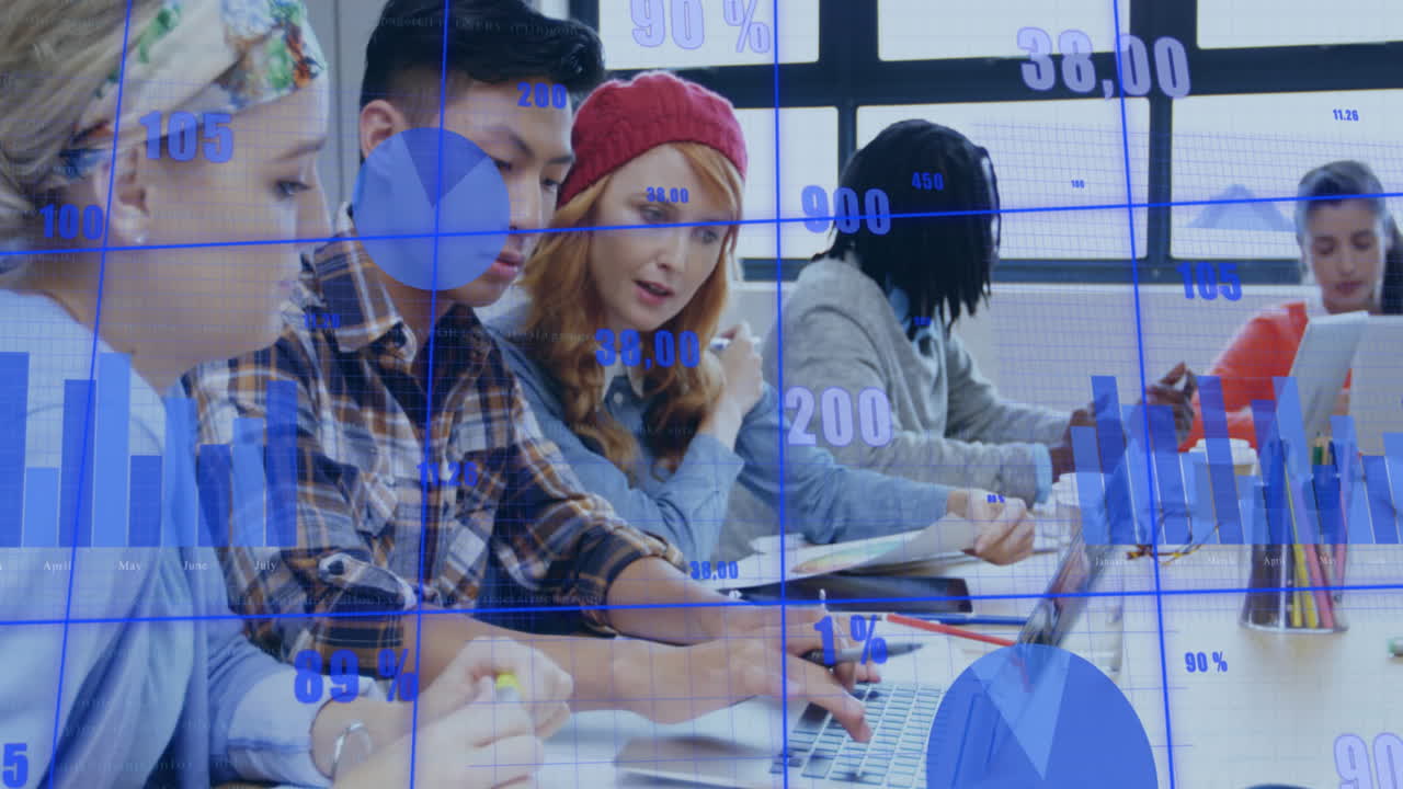 animación del procesamiento de datos estadísticos contra un equipo de diversos colegas discutiendo en la oficina