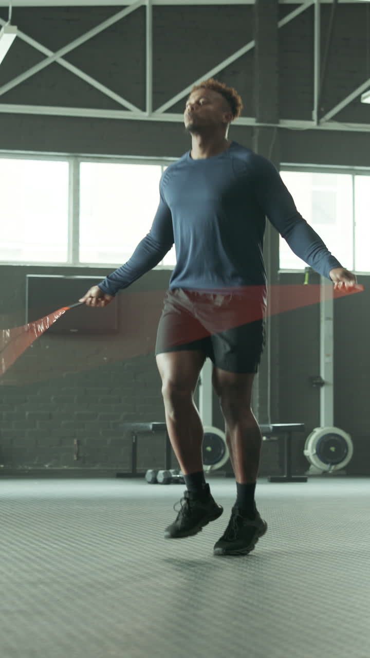 Uomo che salta la corda durante l'allenamento in una palestra moderna