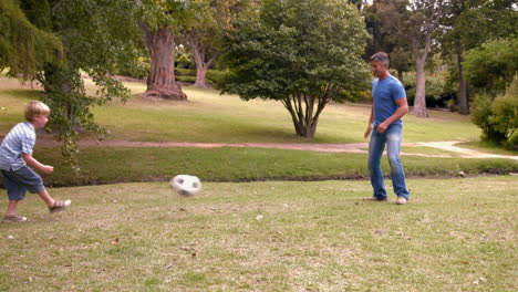 Padre-Feliz-Con-Su-Hijo-Jugando-Al-Fútbol-Juntos