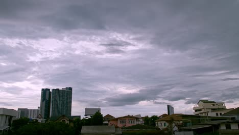 lapso de tiempo del cielo moviéndose viendo condominio y casa en frente y luz natural