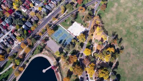 A-4K-drone-shot-over-Washington-Park-and-Tennis-Courts,-Mount-Vernon-Garden,-and-Grasmere-Lake,-in-Denver,-Colorado,-on-a-peaceful-day,-during-the-colorful-Fall-season