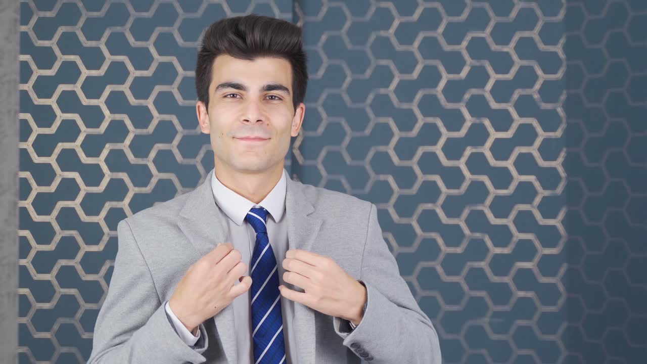 슈트 입은 열심히 일하는 사업가입니다.