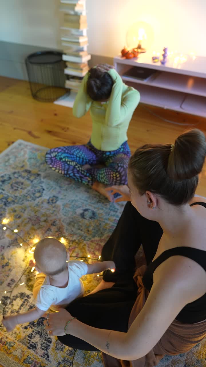 sesión de yoga familiar con el bebé