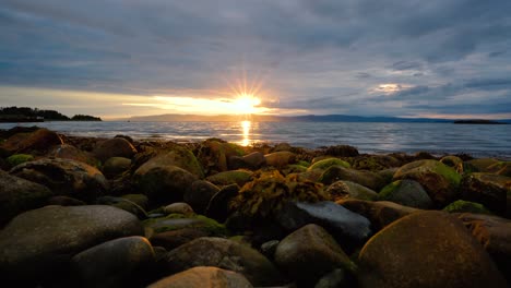 Sonnenuntergang-über-Dem-Meer-In-Norwegen-über-Der-Arktischen-Küste-Norwegens