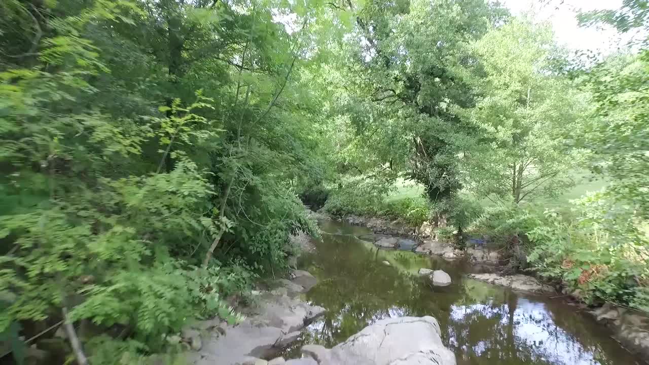 drone disparado bajo un puente, sobre un río