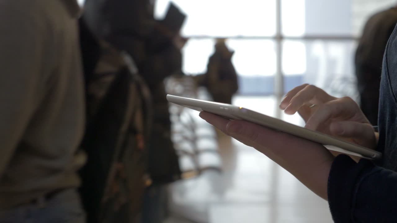 Passeggiando con un tablet nella lounge dell'aeroporto