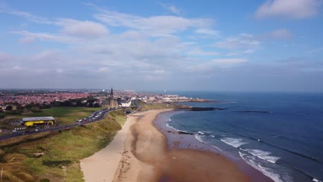 Toma-Aérea-De-La-Playa-De-Arena-Larga-De-Tynemouth-En-Un-Cálido-Día-De-Verano---Imágenes-De-Drones-4k-Hd-Hacia-Adelante