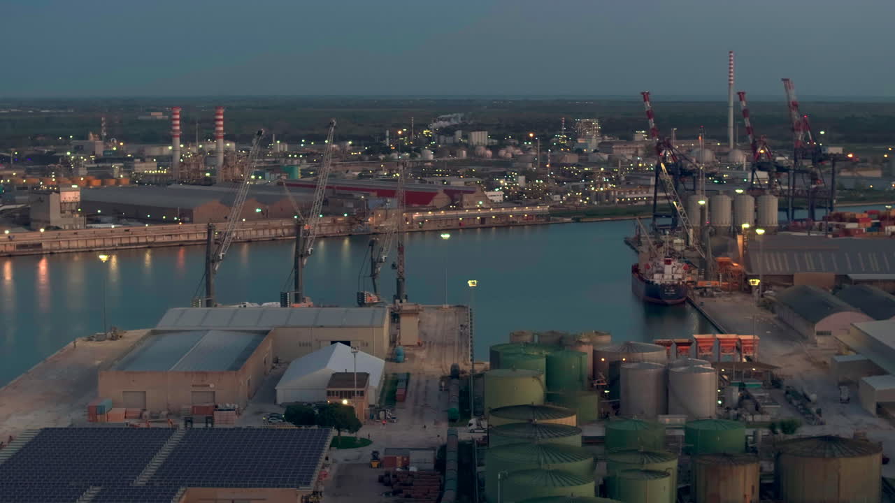 maravillosa vista aérea de cerca de la zona industrial y portuaria de ravenna por la noche, italia