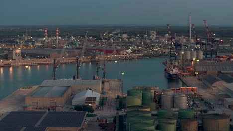 Maravillosa-Vista-Aérea-De-Cerca-De-La-Zona-Industrial-Y-Portuaria-De-Rávena-Por-La-Noche,-Italia