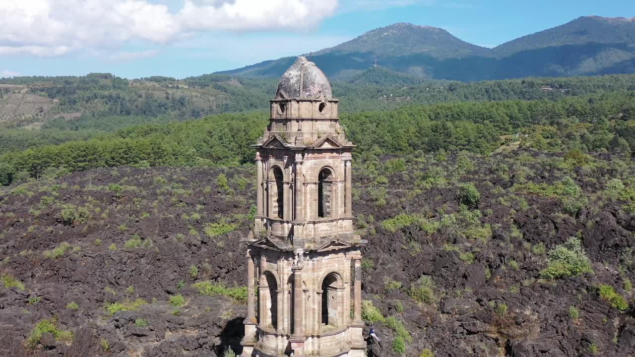 vista aérea de la antigua iglesia de san juan parangaricutiro en méxico