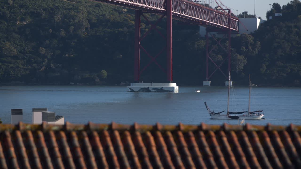 보트가 아래를 지나가는 포르투갈의 아름다운 아브릴 다리 아래 - 와이드 샷