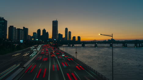 Skyline-Von-Seoul-Und-Zeitraffer-Des-Verkehrs-Auf-Der-Olympischen-Schnellstraße-Bei-Nacht-Mit-Den-Letzten-Strahlen-Der-Untergehenden-Sonne