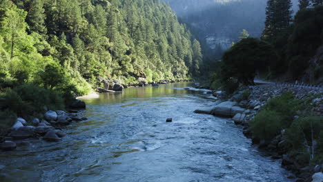 Tiefflug-In-Der-Schlucht-Des-Plumas-Nationalparks-Mit-Weißen-Stromschnellen-Und-Fließendem-Wasser