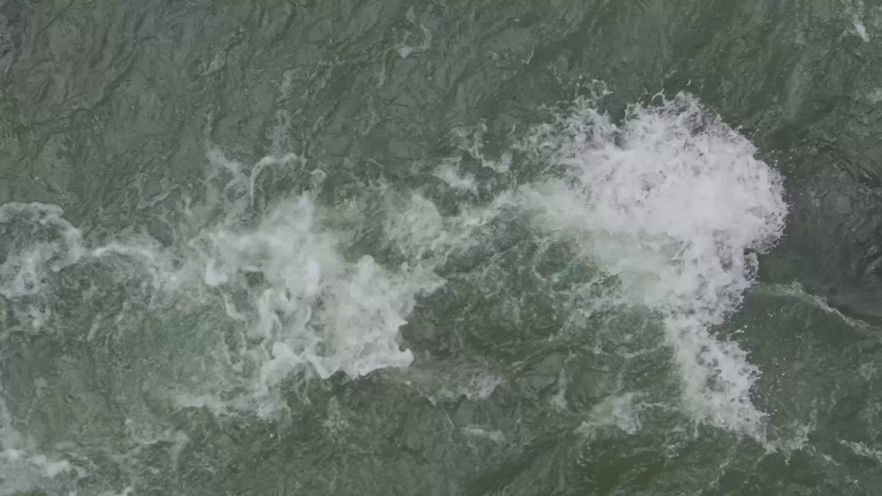 강의 강류가 표면 아래의 바위에 부 ⁇ 히고 있습니다.