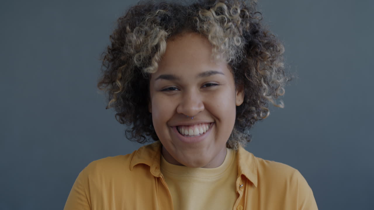 retrato de una mujer feliz