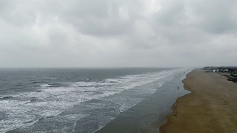 Vista-Aérea-Del-Clima-Nublado-Durante-El-Ciclón-En-Una-Playa-En-Bengala-Occidental,-India
