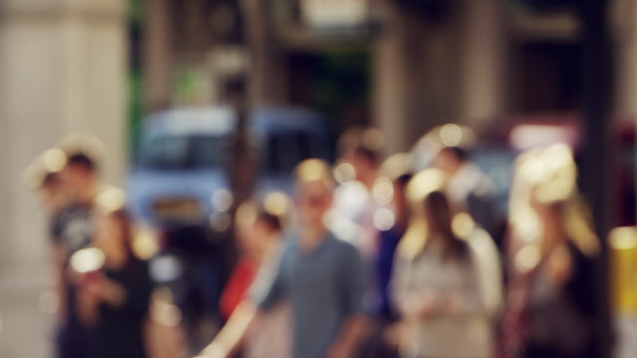 남성, 여성 및 군중이 도시 cbd에서  ⁇ 고