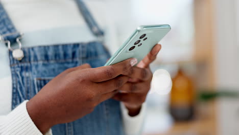 mujer, manos y escribir en el teléfono inteligente en casa