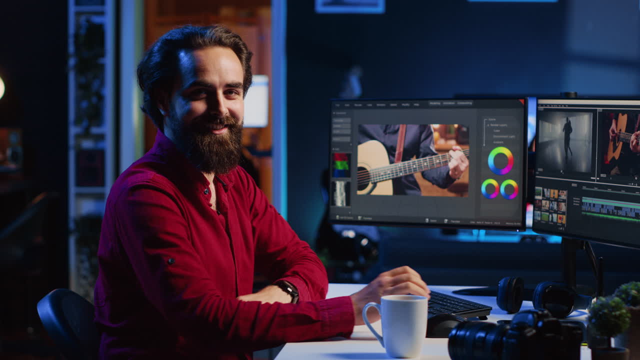 행복한 비디오 편집자의 초상화: 원시 클립과 영상을 고품질의 완성된 비디오로 통합하는 것