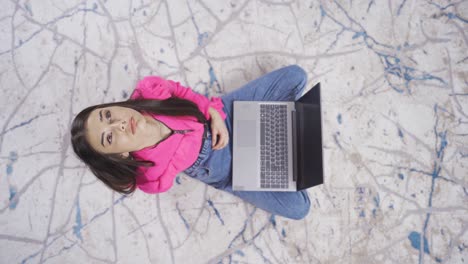 una joven infeliz y fracasada que usa una computadora portátil está molesta.