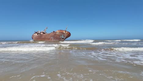Verlassenes-Fischerboot,-Nachdem-Es-Auf-Grund-Gelaufen-Und-An-Der-Küste-Abgestürzt-War
