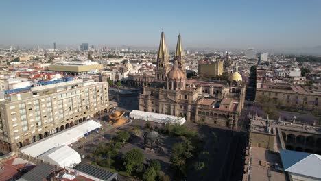 Guadalajara-Aerial-Golden-Hour-Orbit-Der-Kathedrale-Von-Guadalajara,-Mexiko