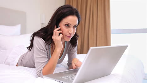 mujer usando una computadora portátil