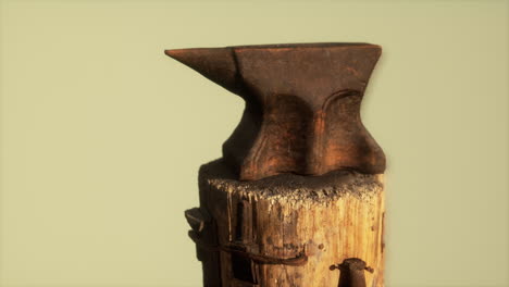 un yunque oxidado de la vieja forja del pueblo