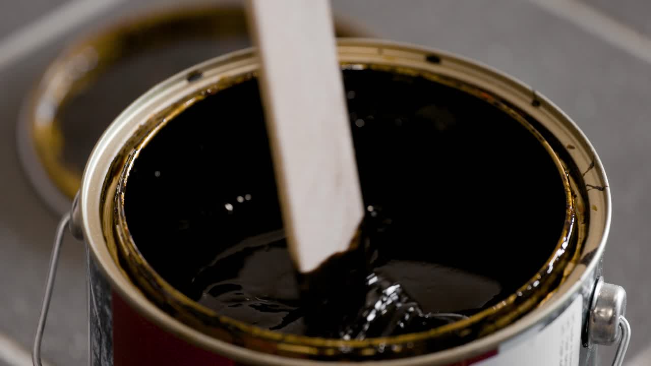 древесная палочка для смешивания темно-коричневого пятна для покраски стены в 4k