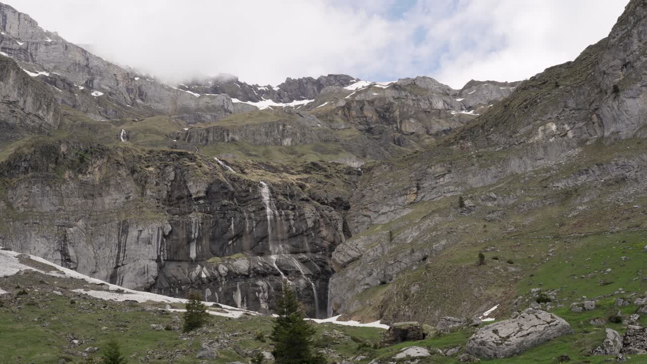 impresionante cordillera con múltiples cascadas en suiza
