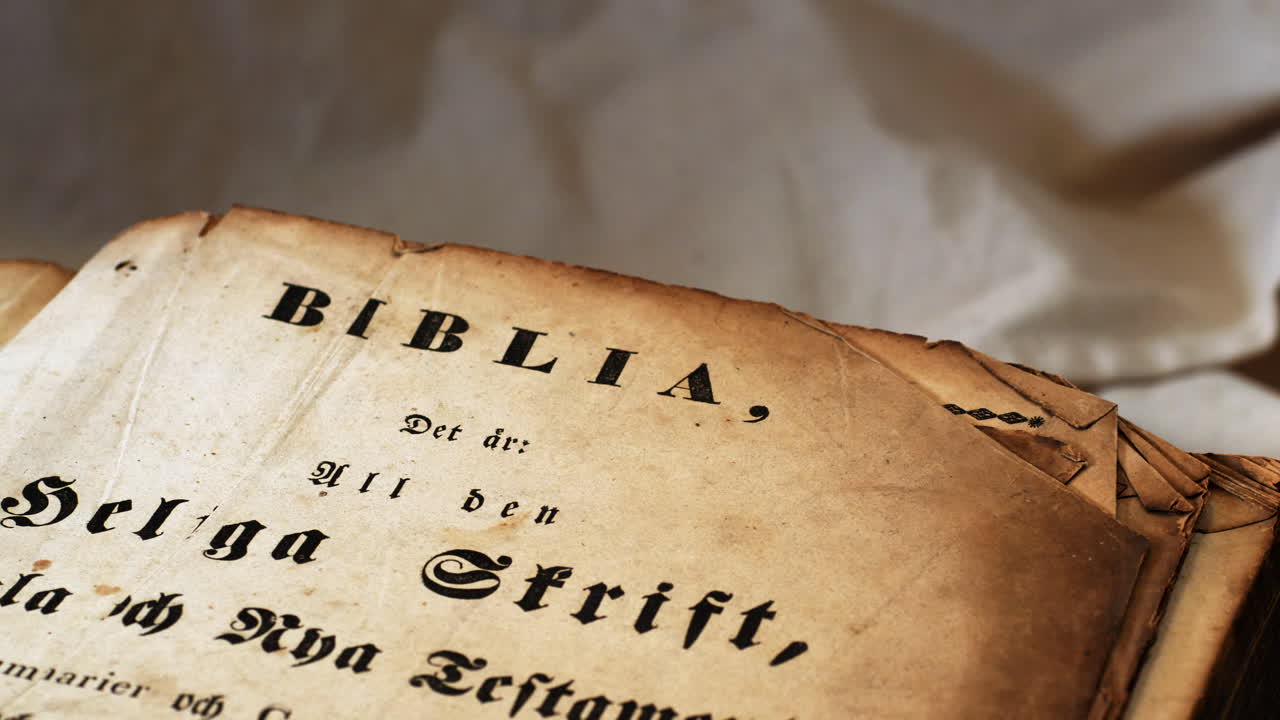 낡은 질감, 고대 지혜가 있는 오래된 열린 성경 책의 슬라이드 샷 닫기