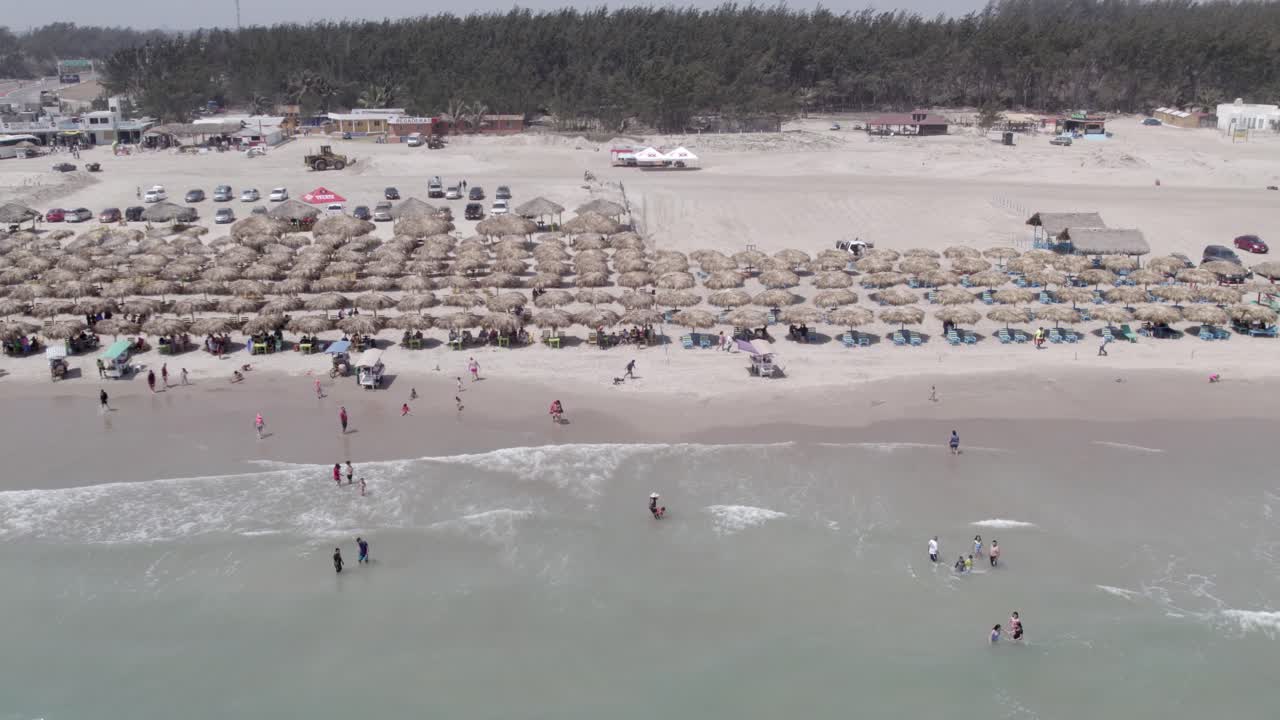 파도의 드로니와 탐피코의 해변