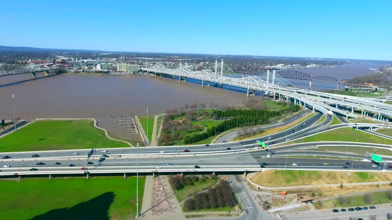 4k 에어리얼 루이스빌 켄터키 시티 교통 고속도로 강 다리 플라이트워드