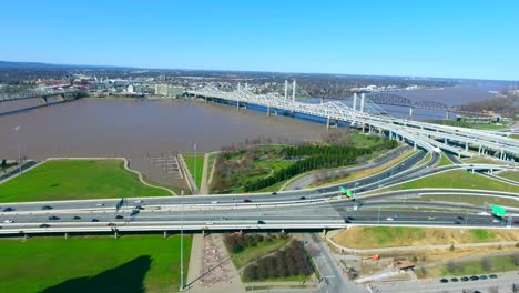 4k aéreo louisville kentucky ciudad tráfico autopista puente del río flytwards