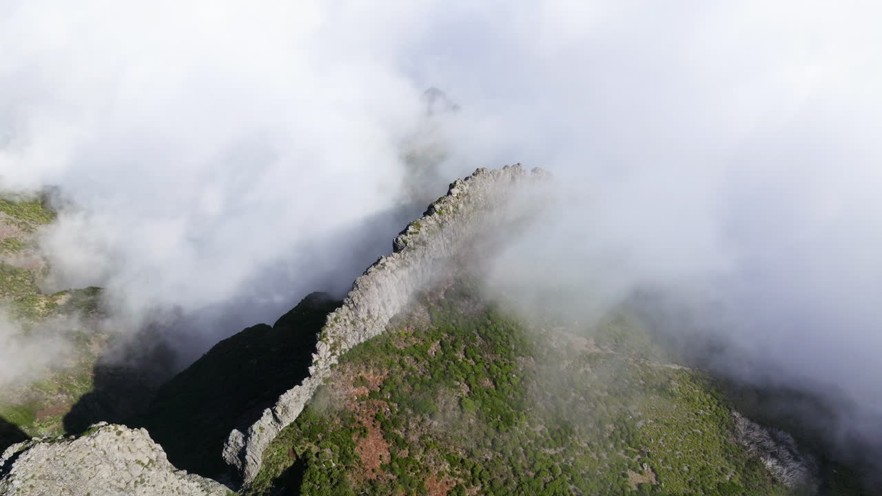 피코 두 아리에이로(pico do arieiro)의 가장 높은 봉우리는 포르투갈 마데이라 섬의 안개 낀 구름으로 덮여 있습니다