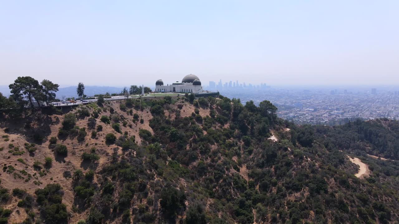 멀리 로스앤젤레스 시내와 그리피스 공원 천문대의 좋은 상승 공중