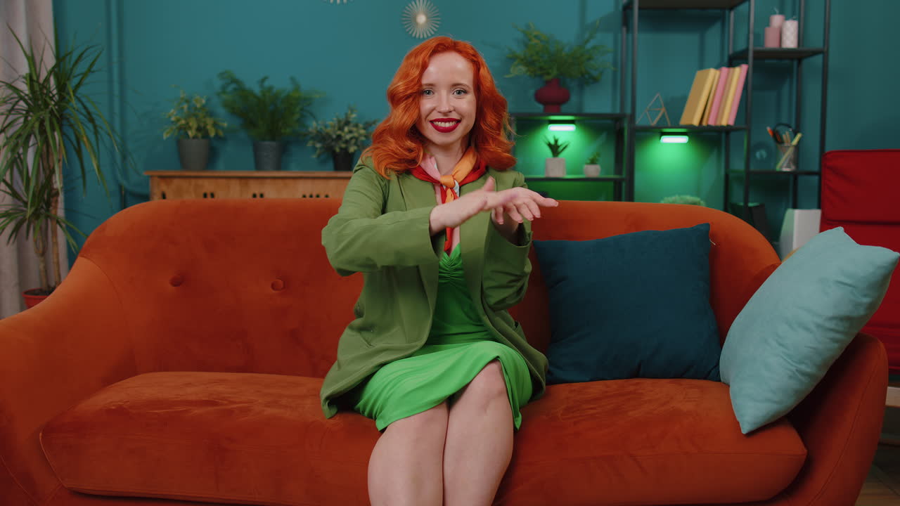 богатая счастливая девушка показывает тратить или бросать деньги вокруг жеста руки, большая прибыль выиграть лотерею, поделиться