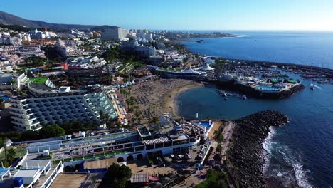 Luftaufnahme-Des-Urlaubsziels-Playa-De-La-Pinta-Und-Port-Colon-In-Costa-Adeje,-Teneriffa,-Spanien