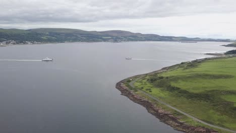 Zwei-Fähren-Befördern-Passagiere-Zwischen-Häfen,-Luftaufnahme-Von-Schottland