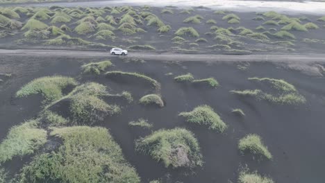 Conducción-De-Automóviles-En-Stokksnes-Con-Una-Colina-Cubierta-De-Hierba-Hasta-La-Playa-En-Islandia