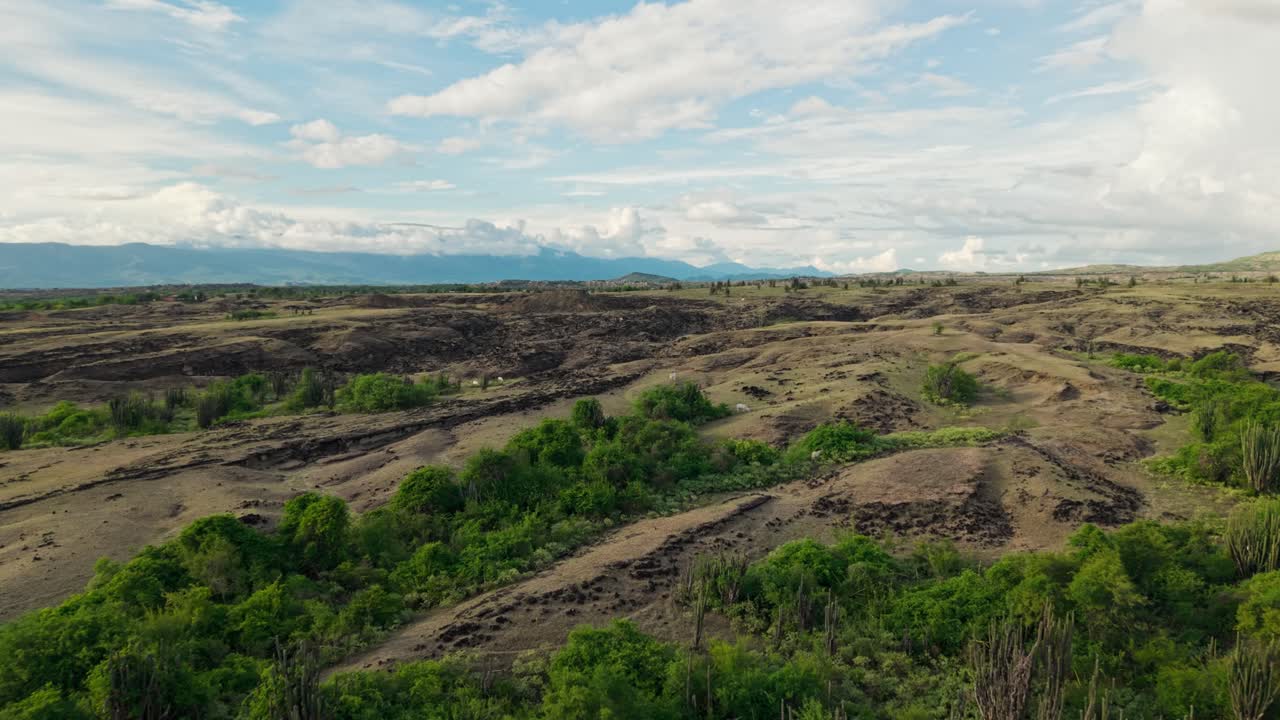 Filmato cinematografico con drone che sorvola il paesaggio verdeggiante del deserto di Tatacoa a Huila, Colombia.