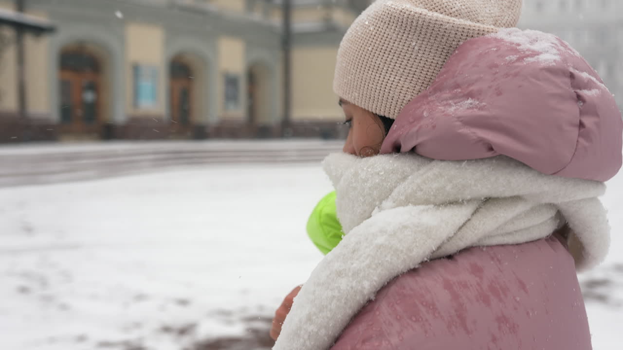 mujer con ropa de invierno en la nieve